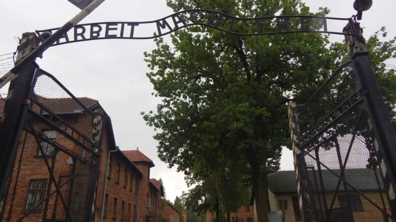 Zwiedzanie Auschwitz Brama Główna
